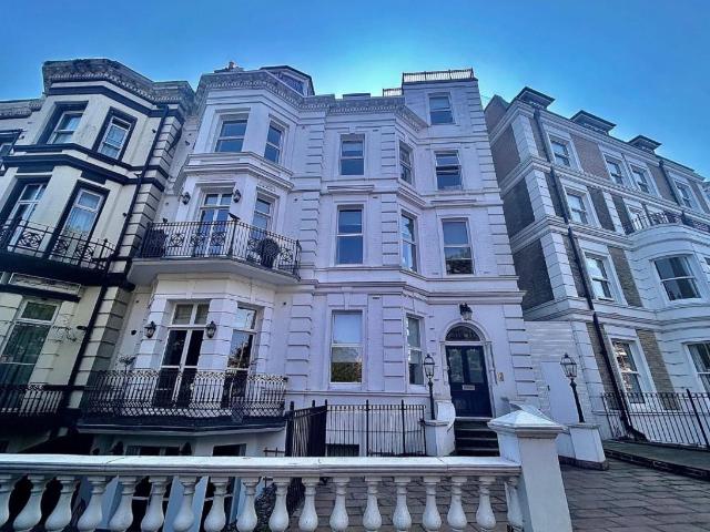 2 bed flat for sale