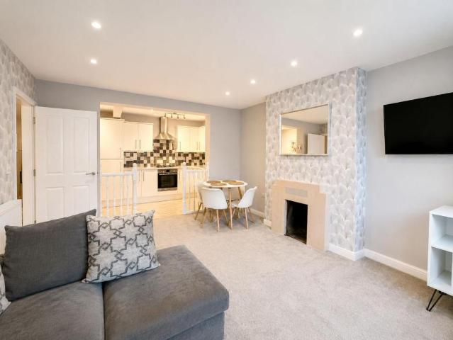 2 bed flat for sale