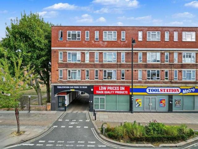 2 bed flat for sale
