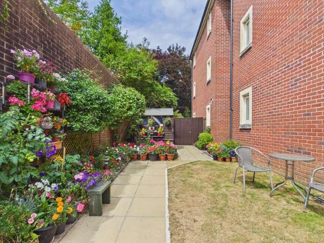 2 bed flat for sale
