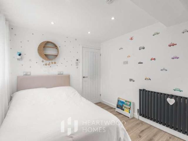2 bed flat for sale