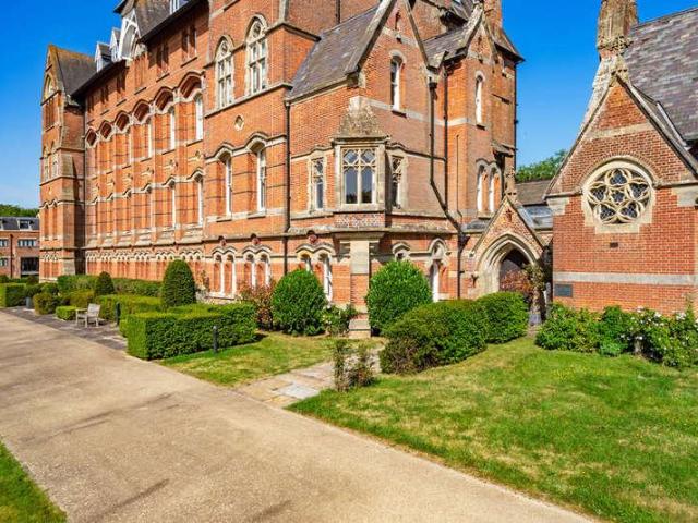 2 bed flat for sale