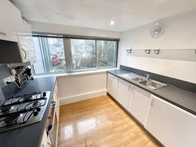 2 bed flat for sale