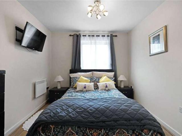 2 bed flat for sale