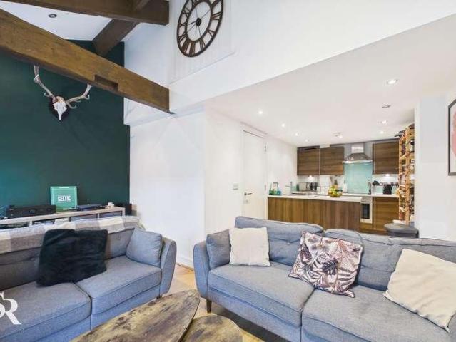 2 bed flat for sale