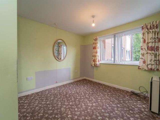 2 bed flat for sale