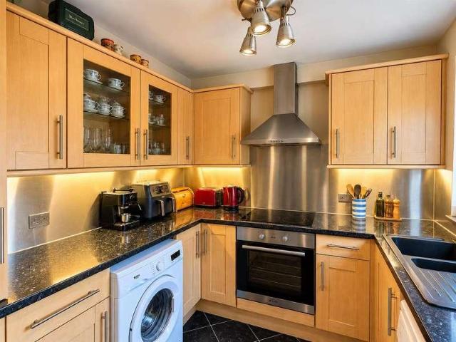 2 bed flat for sale