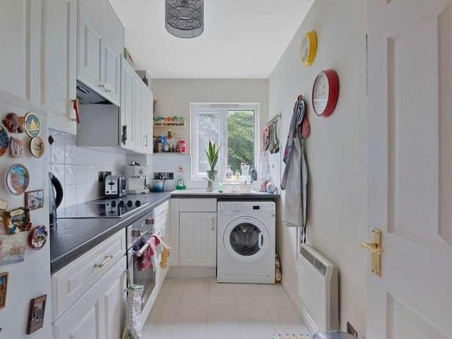 2 bed flat for sale