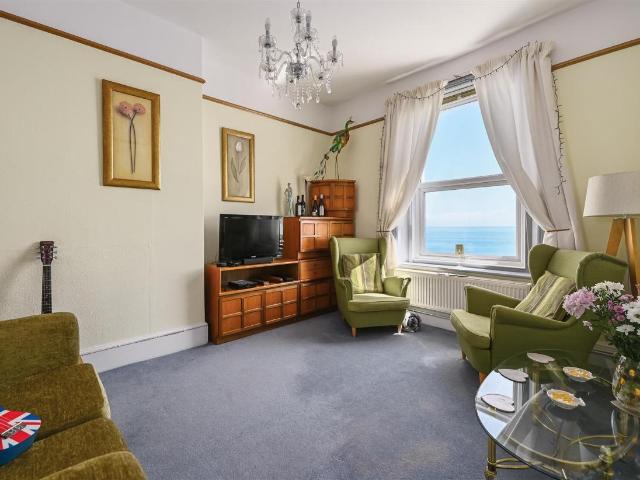 2 bed flat for sale