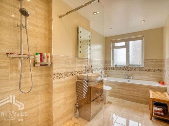 2 bed flat for sale