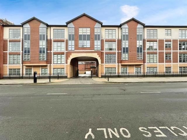 2 bed flat for sale
