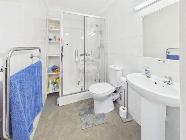 2 bed flat for sale