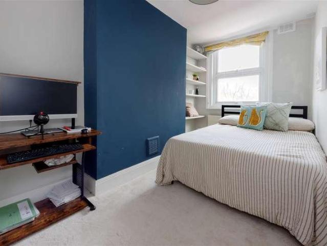 2 bed flat for sale