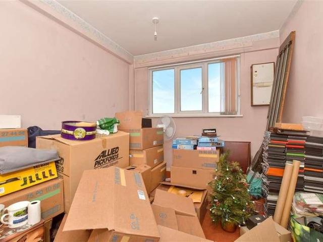 2 bed flat for sale