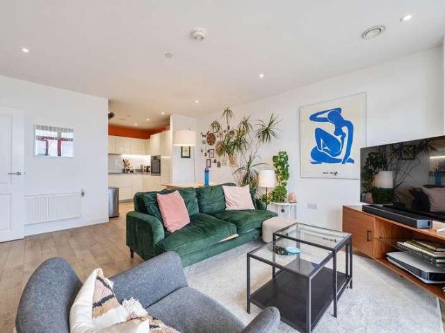 2 bed flat for sale