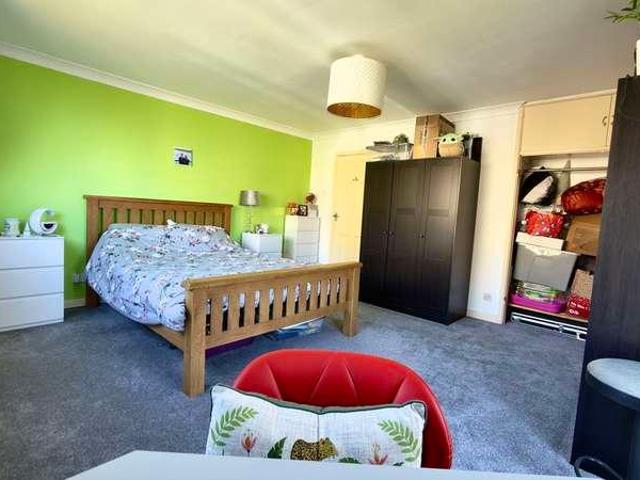 2 bed flat for sale