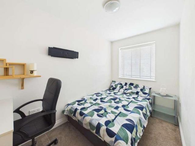 2 bed flat for sale