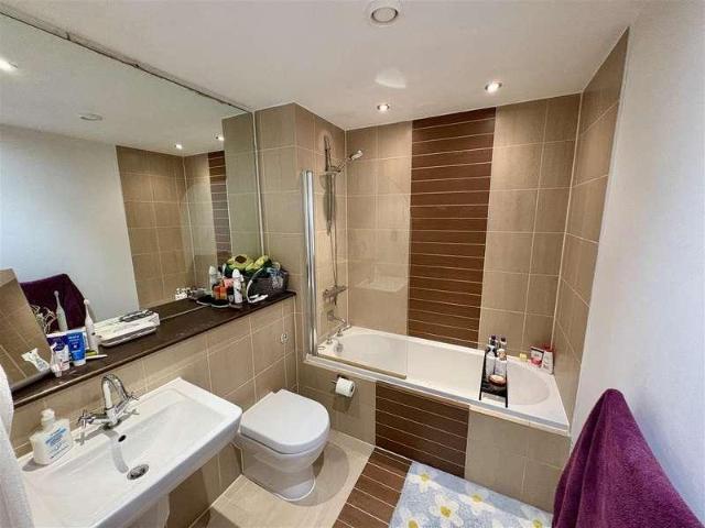 2 bed flat for sale