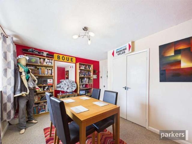 2 bed flat for sale