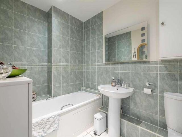 2 bed flat for sale