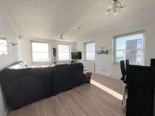 2 bed flat for sale