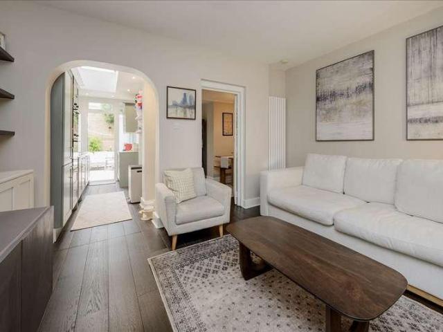 2 bed flat for sale