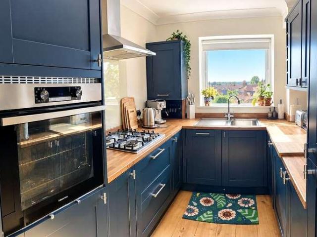 2 bed flat for sale