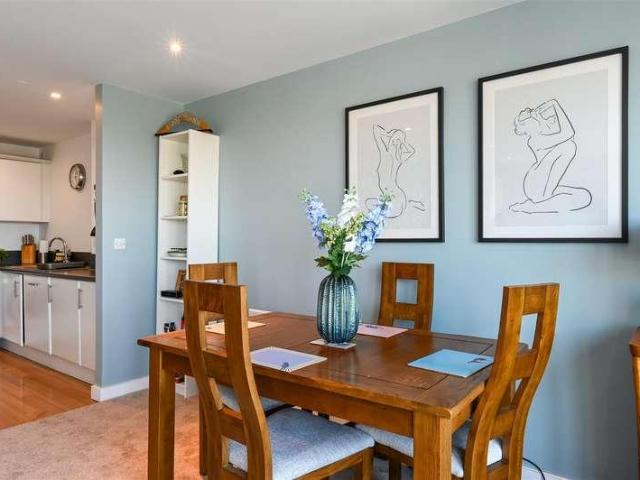 2 bed flat for sale