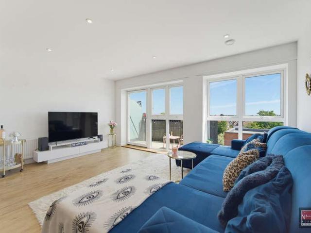 2 bed flat for sale