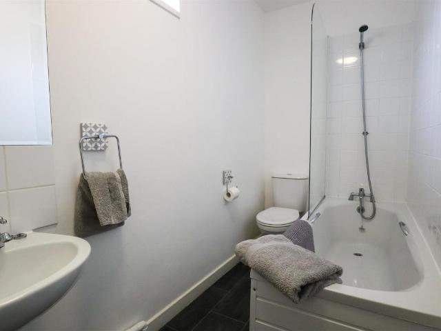 2 bed flat for sale