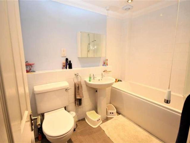 2 bed flat for sale