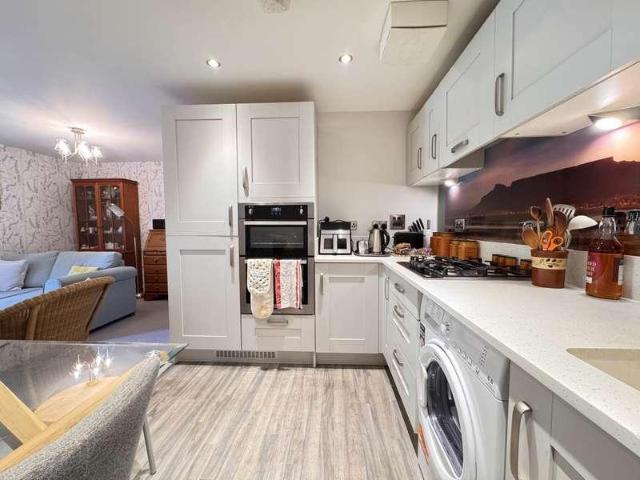 2 bed flat for sale