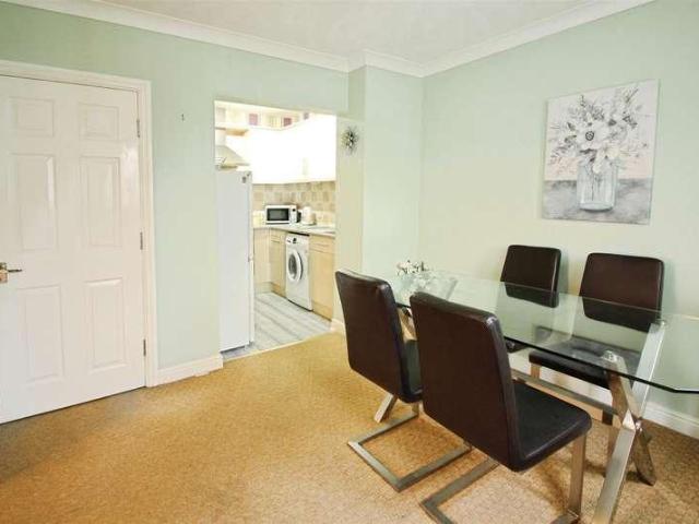 2 bed flat for sale