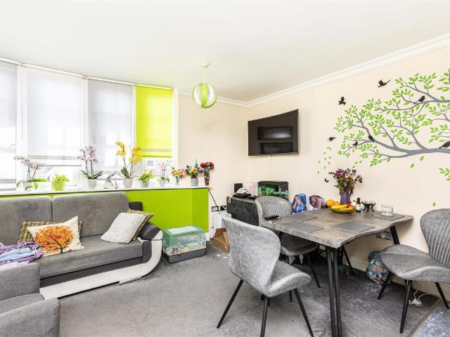 2 bed flat for sale