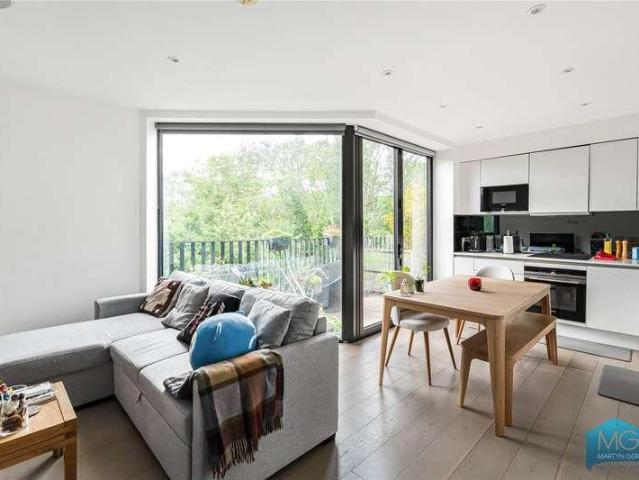 2 bed flat for sale