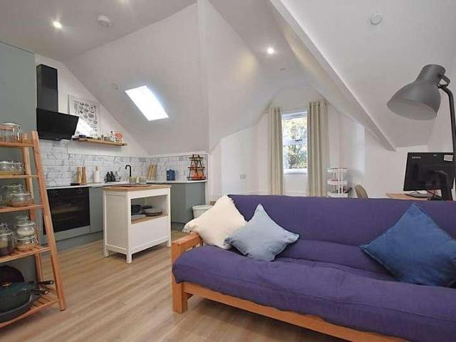 2 bed flat for sale