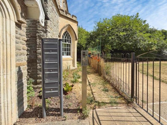 2 bed flat for sale