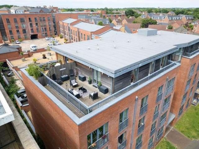 2 bed flat for sale