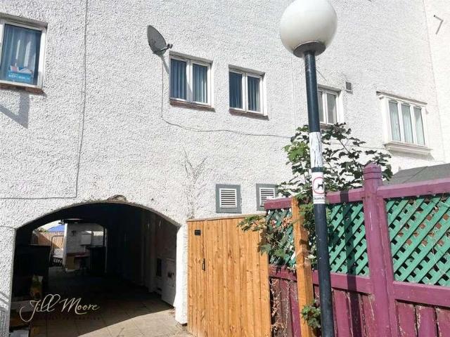 2 bed flat for sale
