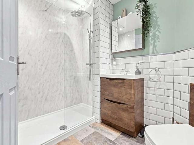 2 bed flat for sale