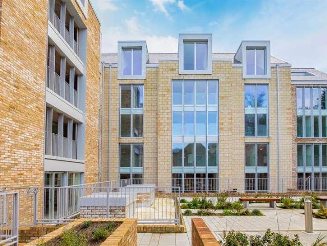 2 bed flat for sale