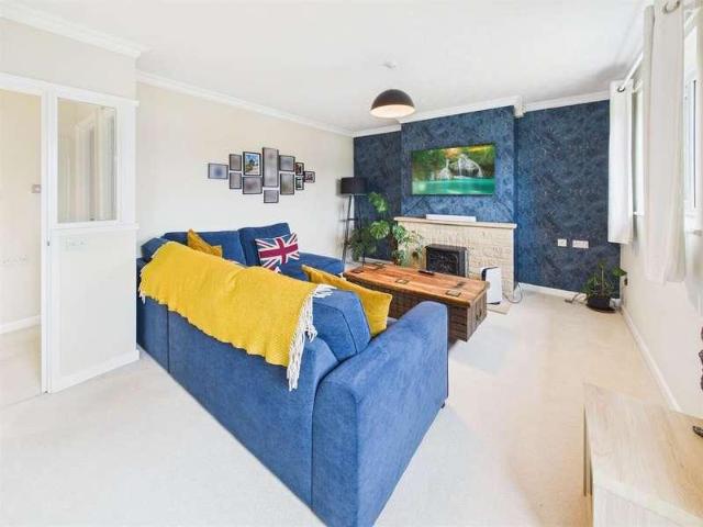 2 bed flat for sale