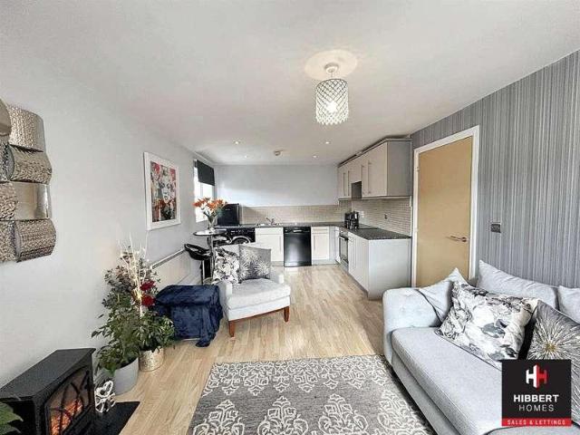 2 bed flat for sale