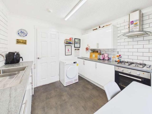 2 bed flat for sale