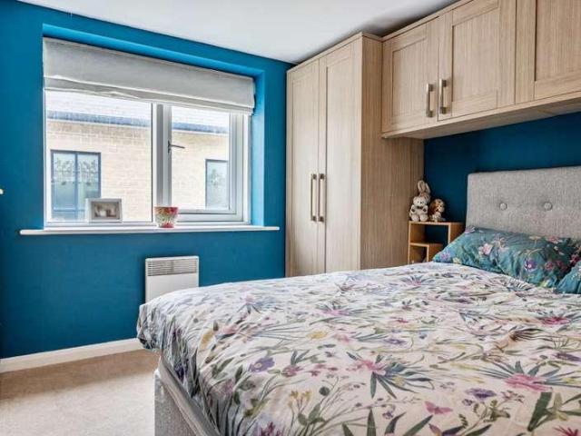 2 bed flat for sale