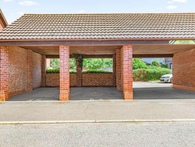 2 bed flat for sale