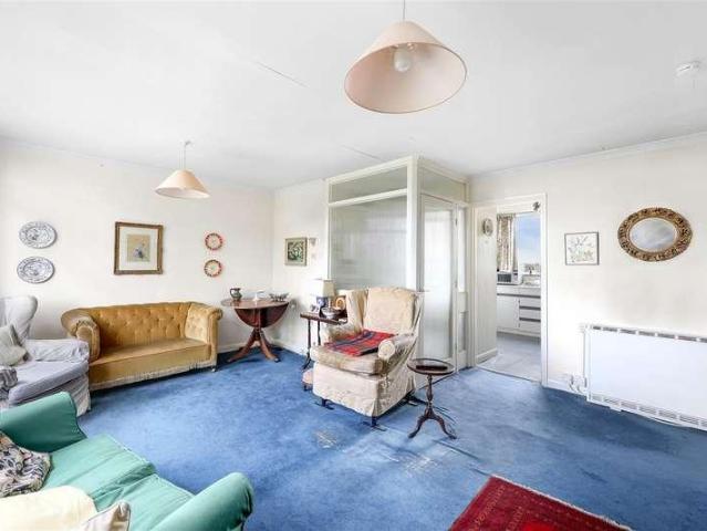 2 bed flat for sale
