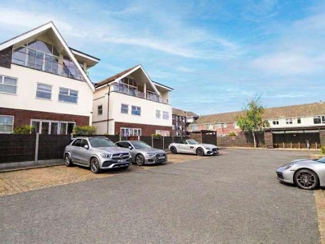 2 bed flat for sale