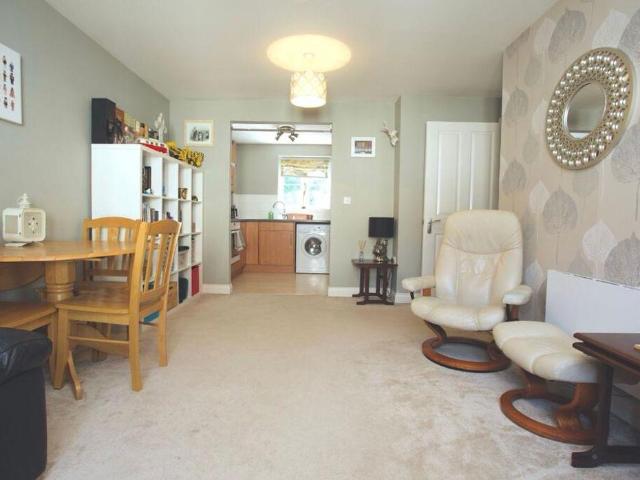 2 bed flat for sale
