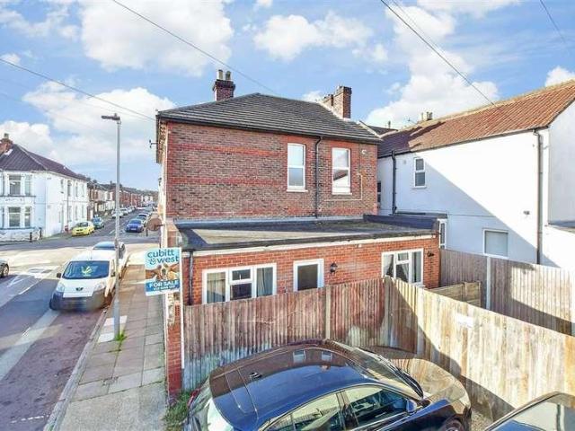 2 bed flat for sale